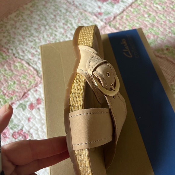 NWT Clarks Beige Slide Sandals with Buckle - Picture 3 of 4